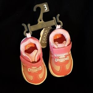Adorable size 3 pink baby shoes. New with tags!